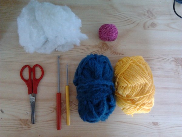 Amigurumi malzemeleri: elyaf dolgu, iki tığ, makas ve üç yumak ip