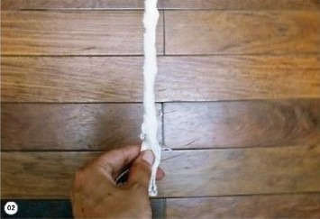 02 Fuların bir ucunu masa ayağı gibi sağlam bir şeye bağlayın ve fuları bir uçtan diğerine sıkıca bükün