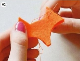 02 İki turuncu şekli mükemmel bir şekilde üst üste gelecek şekilde hizalayın ve tek katlı iplikle bıçak dikişi…