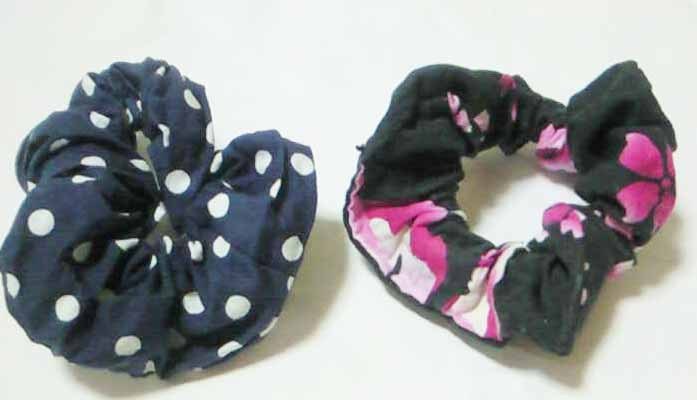 Biri puantiyeli, biri çiçekli kumaştan dikilmiş iki scrunchie, örnek görsel