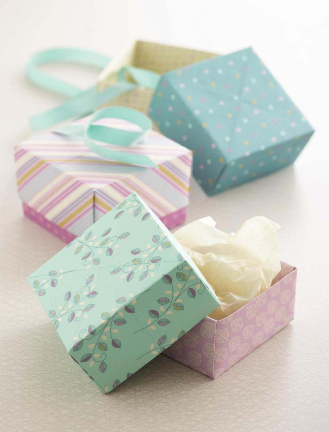 Bu şekilde rengarenk kağıtlardan minik hediye kutuları yapabilirsiniz