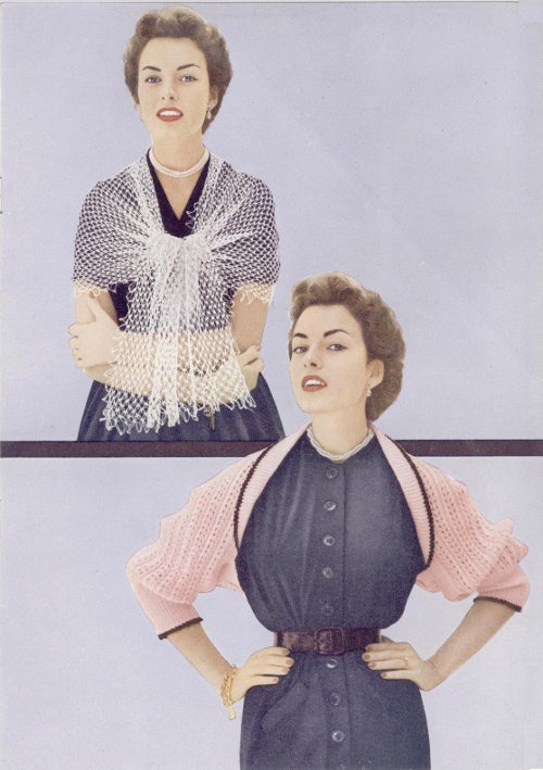 1951 tarihli örgü kitapçığından fotoğraf: beyaz düğümlü dantel stola ve pembe bolero